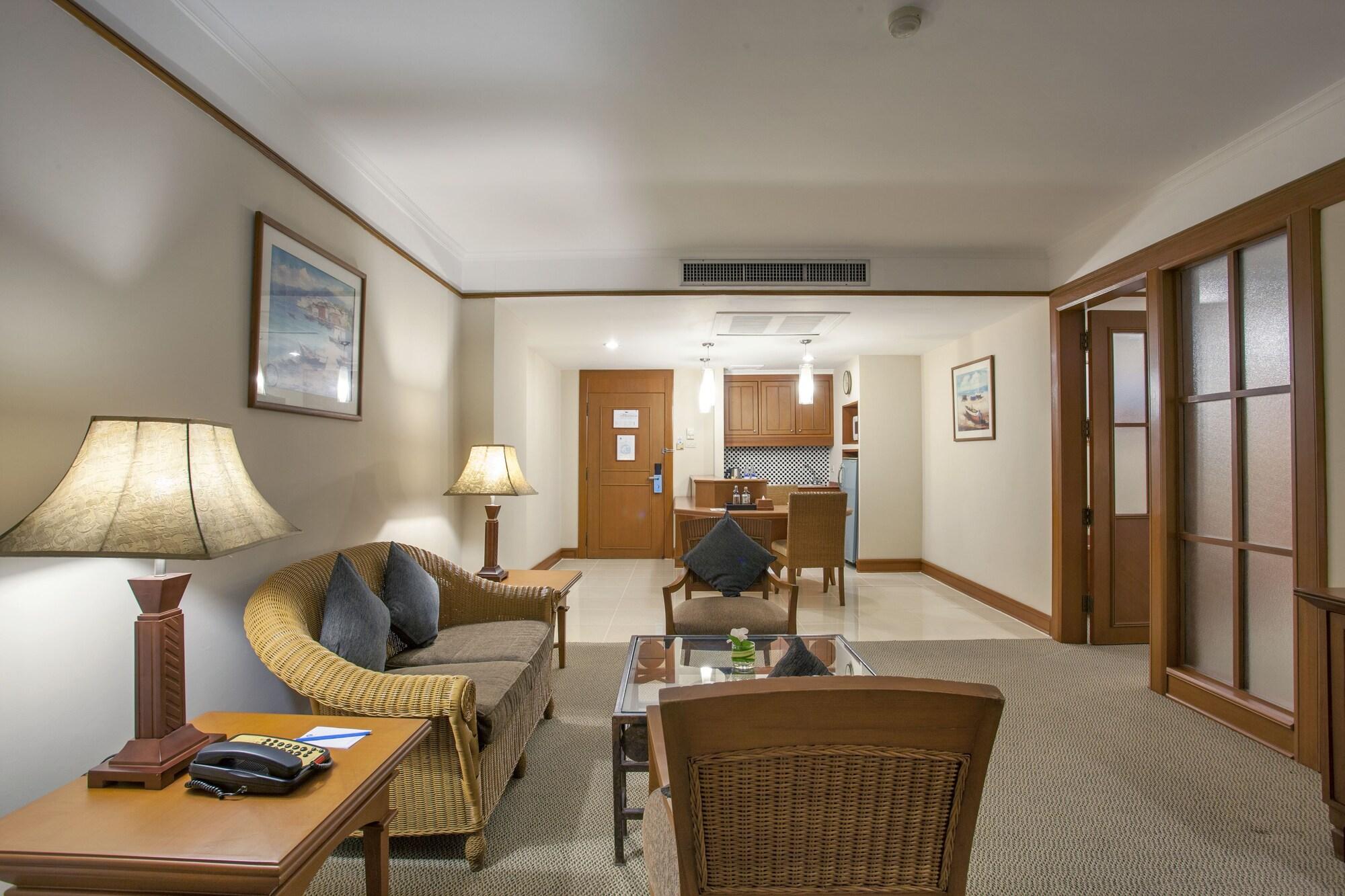 Cholchan Pattaya Beach Resort - Sha Extra Plus Exteriér fotografie A typical suite at the Royal Garden Villas