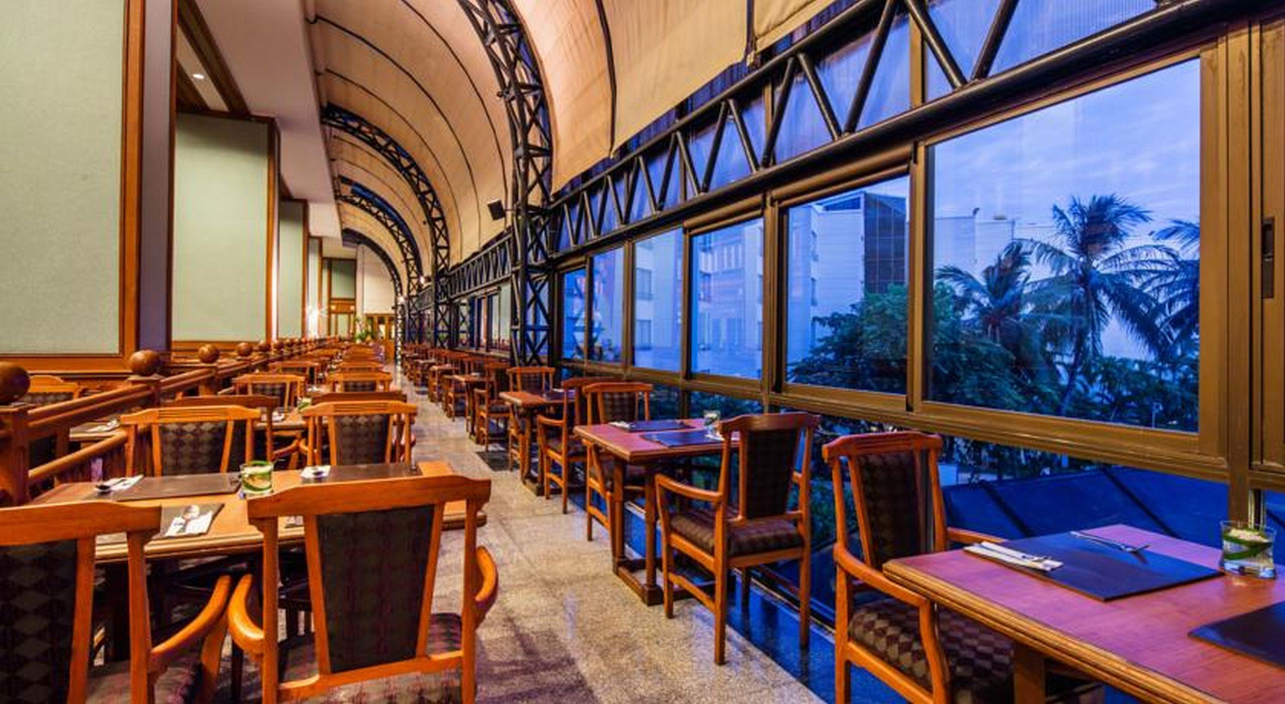 Cholchan Pattaya Beach Resort - Sha Extra Plus Exteriér fotografie The interior of the restaurant
