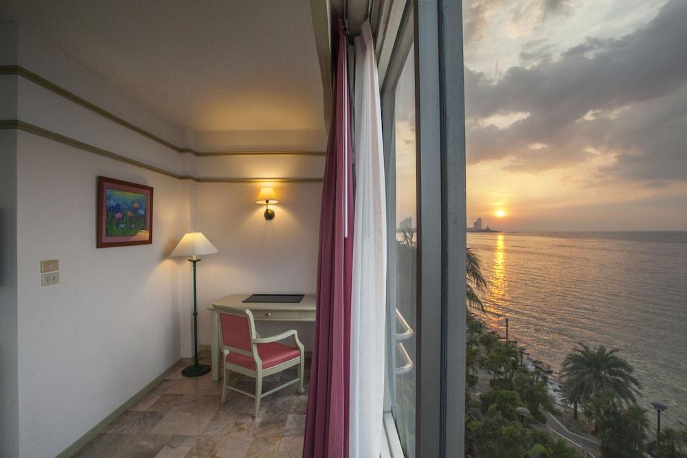 Cholchan Pattaya Beach Resort - Sha Extra Plus Exteriér fotografie A room at the hotel