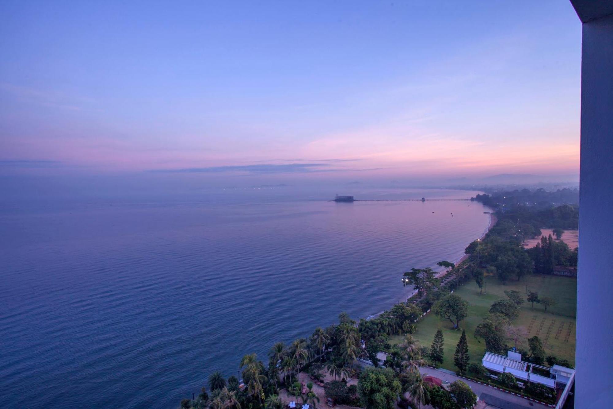 Cholchan Pattaya Beach Resort - Sha Extra Plus Pokoj fotografie View of the Gulf of Naples from the hotel