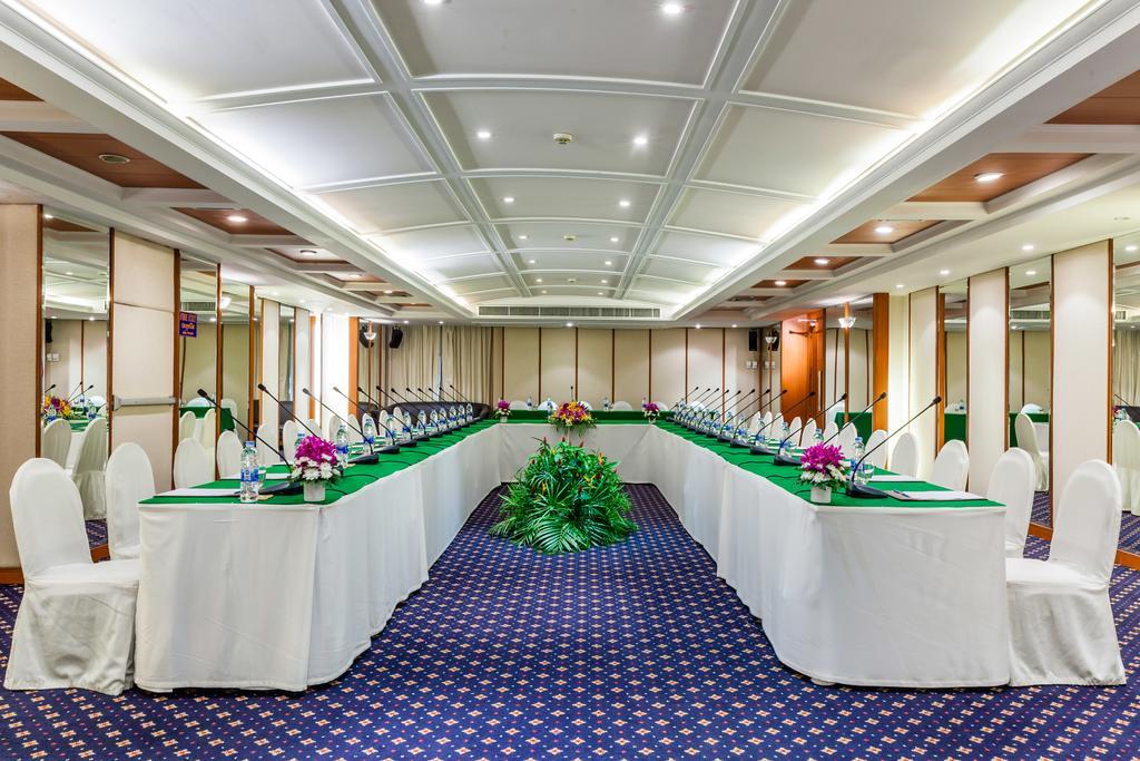 Cholchan Pattaya Beach Resort - Sha Extra Plus Exteriér fotografie U-shaped table layout