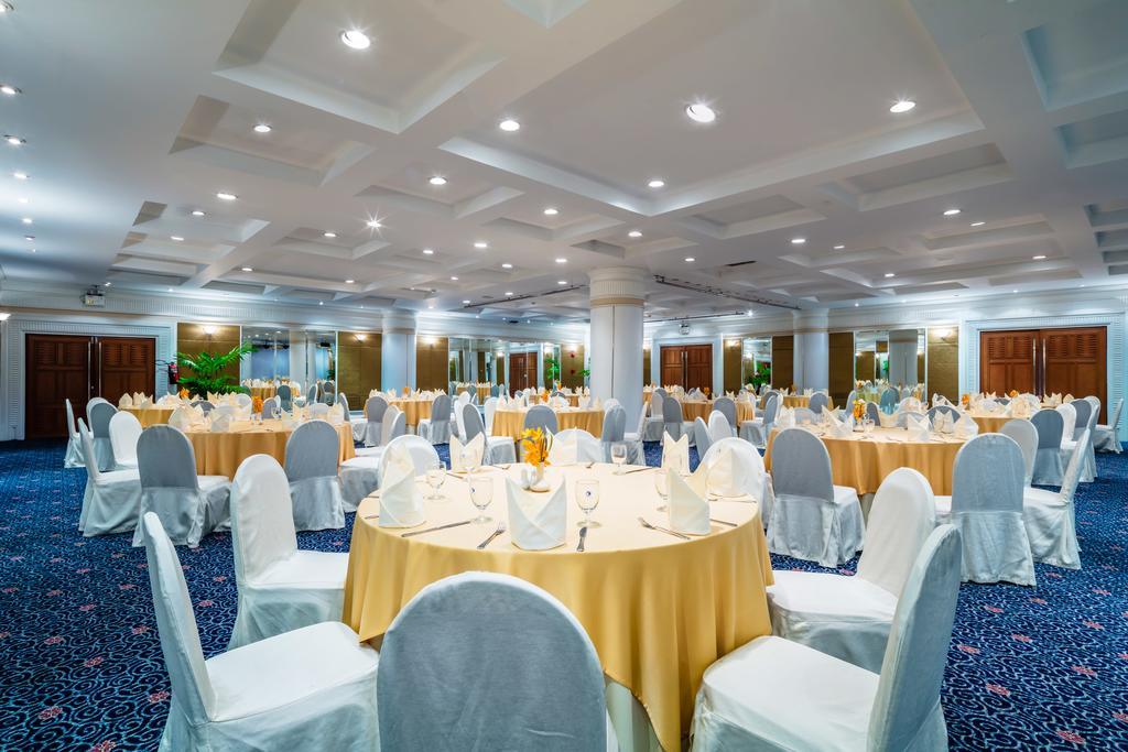 Cholchan Pattaya Beach Resort - Sha Extra Plus Exteriér fotografie The ballroom