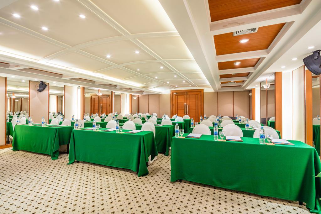 Cholchan Pattaya Beach Resort - Sha Extra Plus Exteriér fotografie Meeting room