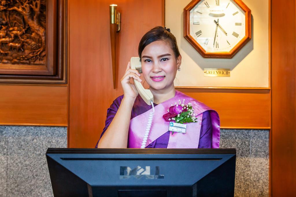 Cholchan Pattaya Beach Resort - Sha Extra Plus Exteriér fotografie A Thai hotel receptionist
