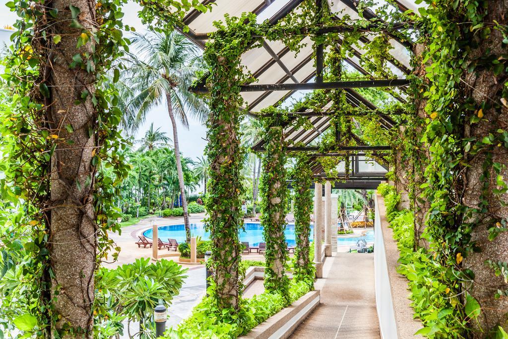 Cholchan Pattaya Beach Resort - Sha Extra Plus Exteriér fotografie The pool at the Royal Thai Police Club