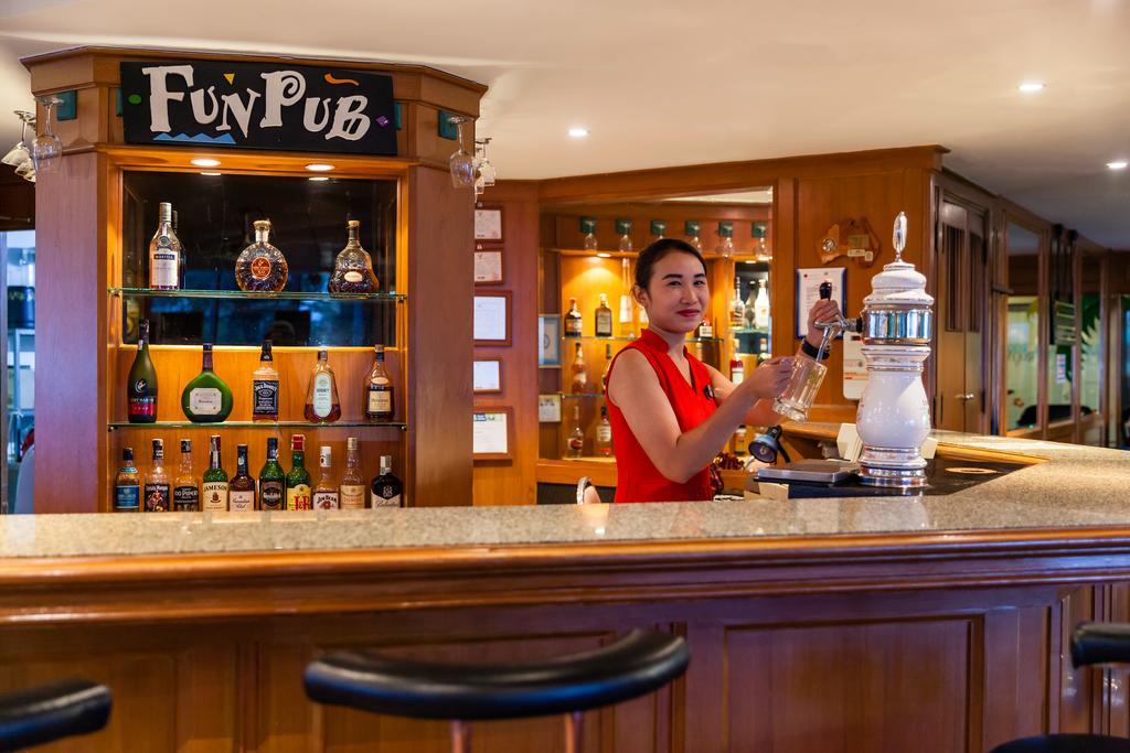 Cholchan Pattaya Beach Resort - Sha Extra Plus Exteriér fotografie A bar in a cruise ship