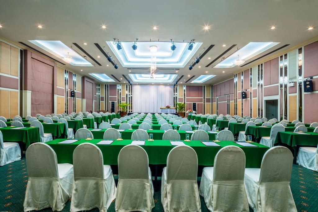 Cholchan Pattaya Beach Resort - Sha Extra Plus Exteriér fotografie The Royal Paragon Hotel