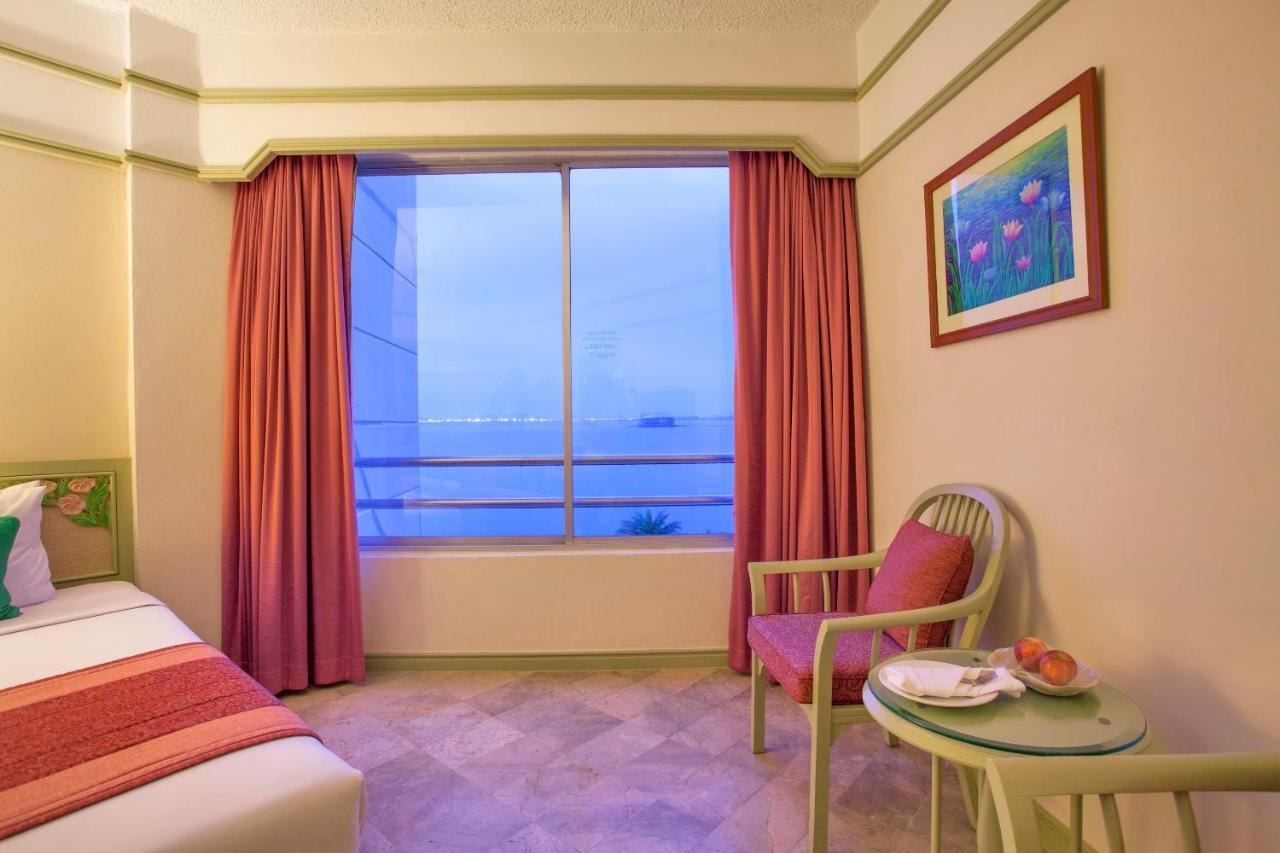 Cholchan Pattaya Beach Resort - Sha Extra Plus Exteriér fotografie A room at the hotel
