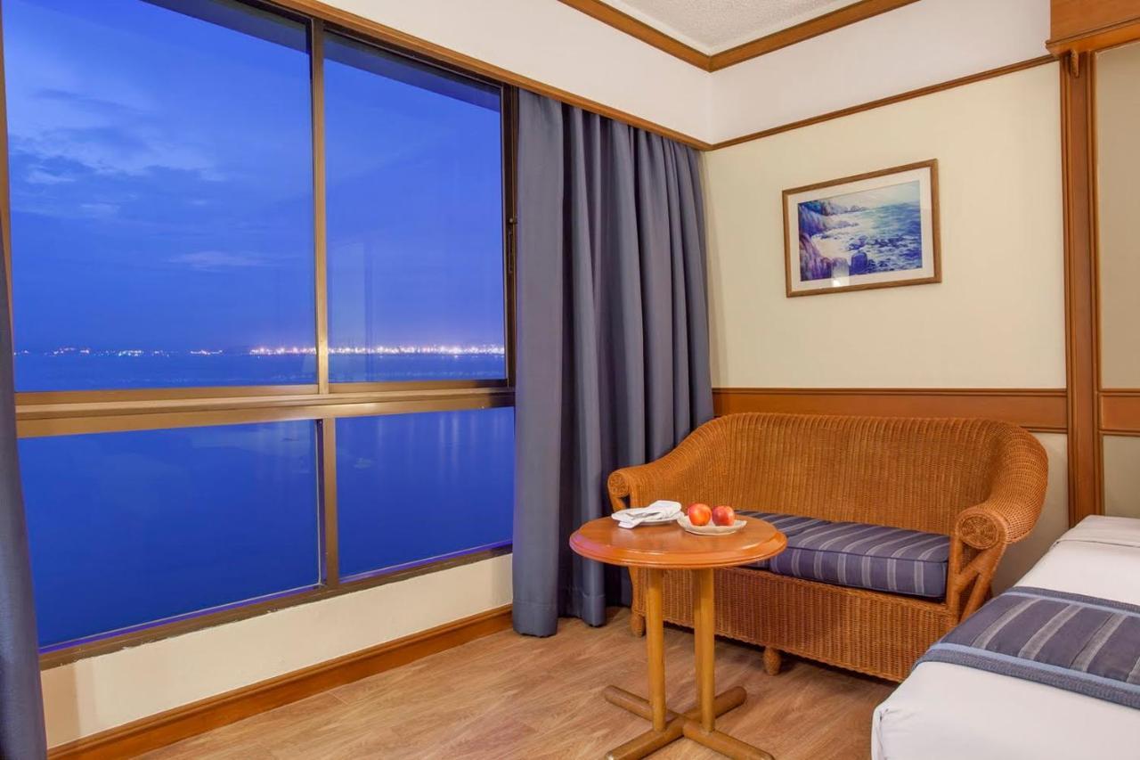 Cholchan Pattaya Beach Resort - Sha Extra Plus Exteriér fotografie A room at the hotel