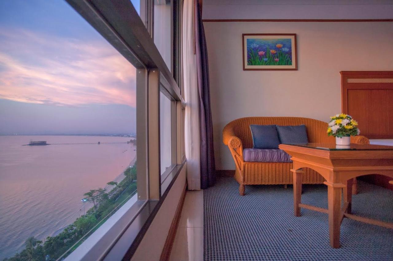 Cholchan Pattaya Beach Resort - Sha Extra Plus Exteriér fotografie A room at the hotel