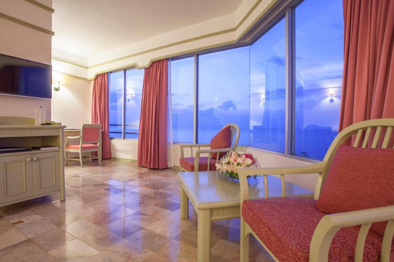 Cholchan Pattaya Beach Resort - Sha Extra Plus Exteriér fotografie A suite at the Grand Hotel