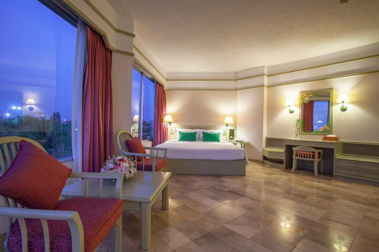 Cholchan Pattaya Beach Resort - Sha Extra Plus Exteriér fotografie A suite at the hotel